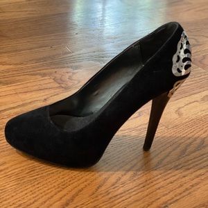 Black pumps with metal details size 8.5.